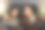 一对白人夫妇试图用平板上的GPS追踪器找到一个位置图片下载
