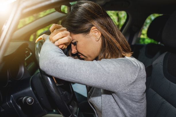 白人女司机开车时头痛图片下载