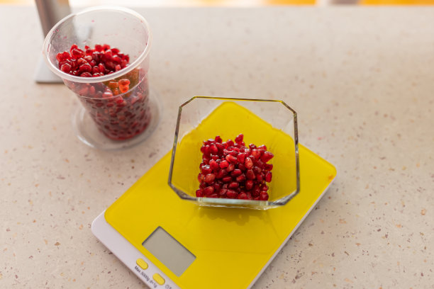 新鲜多彩的石榴碗在厨房的工作台上图片下载