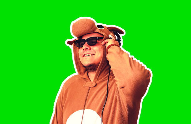 男人在cosplay服装的牛孤立在绿色背景。那个穿着动物睡衣的家伙。有趣的照片与聚会的想法。迪斯科复古音乐。图片下载