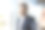 快乐的中年商人在办公室内部工作时进行视频通话或自拍，并对着镜头微笑图片下载