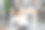 在办公室疲惫地伸着懒腰，感到困倦的年轻女商人图片下载