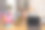 无忧无虑的小男孩指着空白的笔记本电脑屏幕，坐在摆着各国国旗的书桌前，空无一物图片下载
