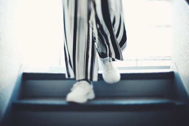 女人下楼梯的脚步声图片下载