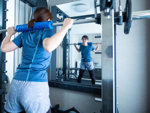 女人蹲在电源架上图片下载