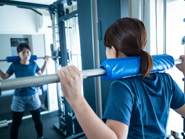 女人蹲在电源架上图片下载