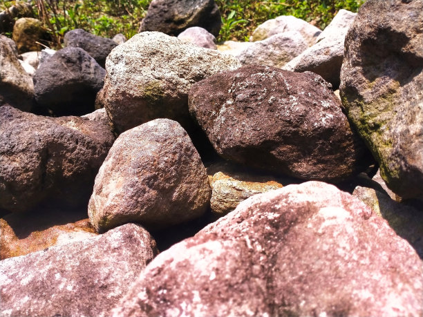 河岸上的巨石图片下载