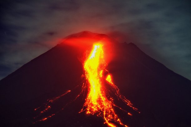 默拉皮火山爆发，2023年3月30日凌晨03:33:07图片下载