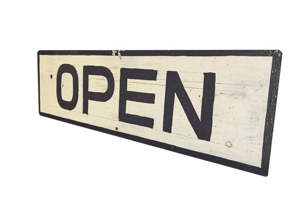 文字上的复古白色标志“开放”孤立在白色背景，与裁剪路径。图片下载
