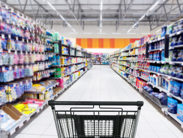 空超市里的空购物车。在超市购物。(洗衣粉、洗涤剂、洗发水、肥皂)图片下载