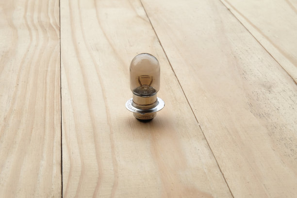 木桌上的旧灯泡或坏灯泡。图片下载