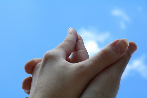 两只手对着天空的照片图片下载