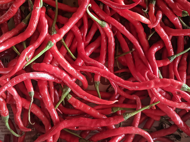 特写大红辣椒在市场篮子出售图片下载