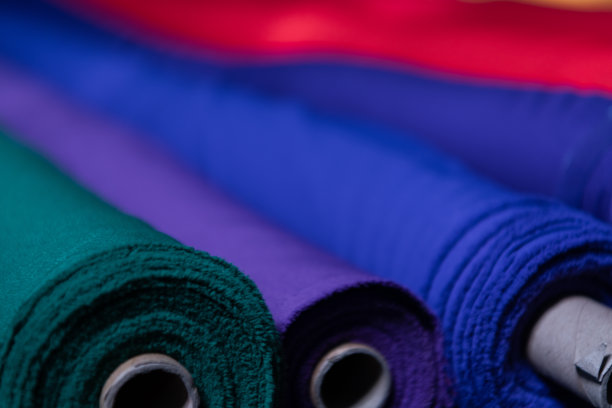 工业仓库内部织物卷样品。小企业纺织品五颜六色的仓库。图片下载