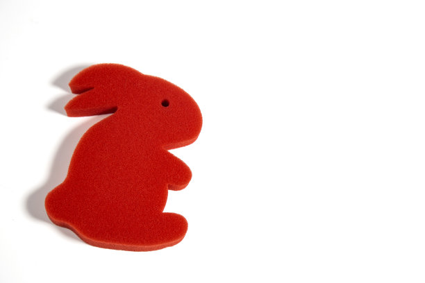 红色复活节兔子兔子在白色和灰色的背景图片下载