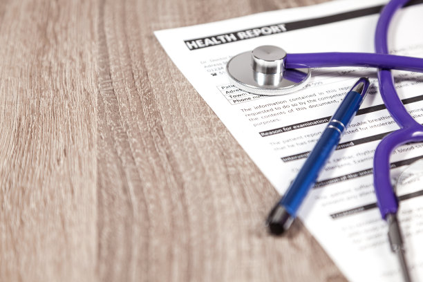 听诊器和笔写健康报告图片下载