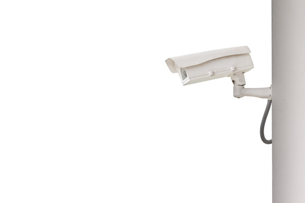 侧视图的闭路电视安装在墙壁隔离在白色背景。图片下载