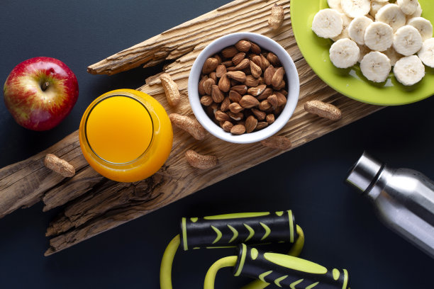 健康食品。水果，杏仁，橙汁。健康。平顶视图图片下载