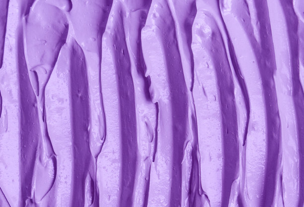 紫泥(海藻酸面膜、裹身、洗发水、护发素)质地特写，选择性聚焦。抽象薰衣草背景与笔触。图片下载
