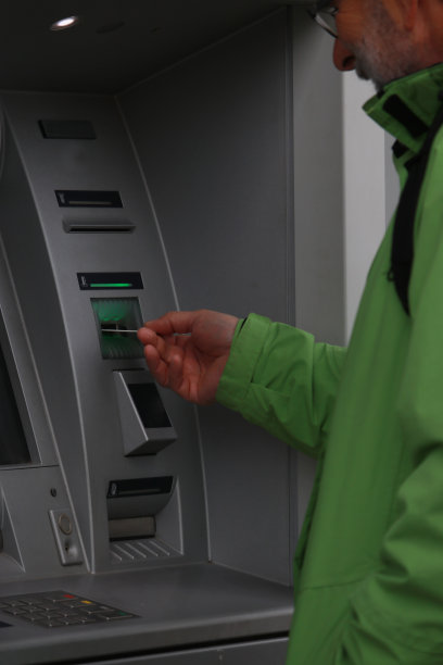 使用自动取款机取钱图片下载
