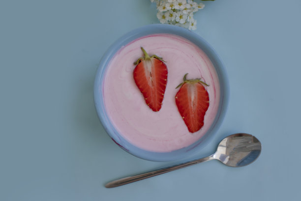 草莓酸奶，浅色背景图片下载