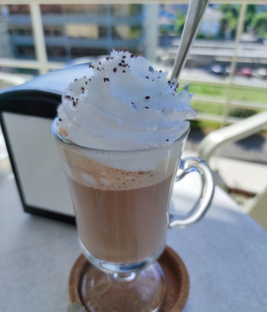 卡布奇诺加鲜奶油和巧克力片图片下载