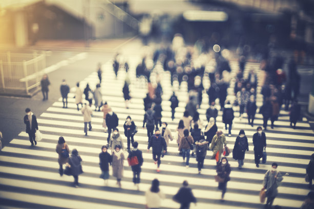 模糊的图像，人们穿过人行横道图片下载
