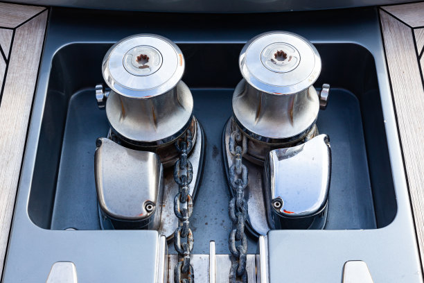 一艘豪华游艇甲板上的带部分锚链的锚绞车，俯视图。图片下载