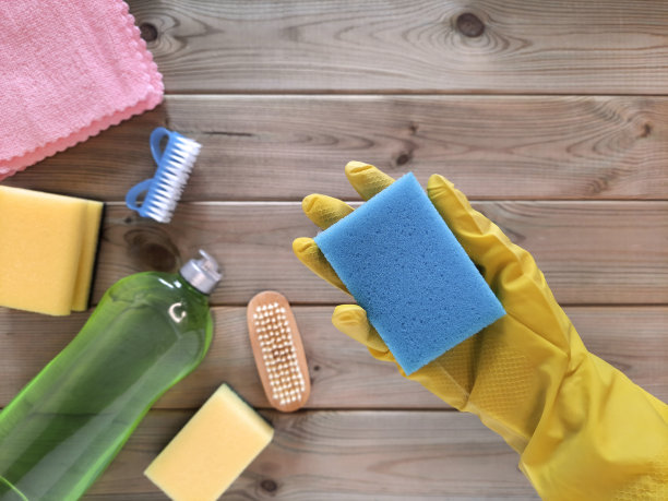 用厨房海绵擦拭。厨房日常工作。前视图。图片下载