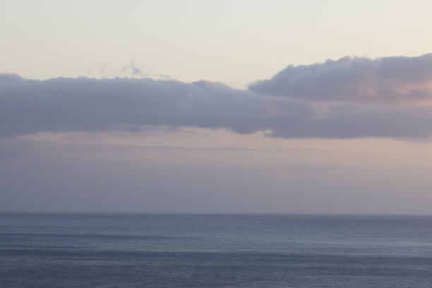 大西洋上令人惊叹的日落，五彩缤纷的地平线和水面上的船。图片下载