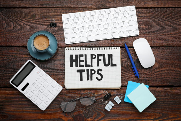 在木桌上的笔记本上，平铺构图与文本有用的提示图片下载