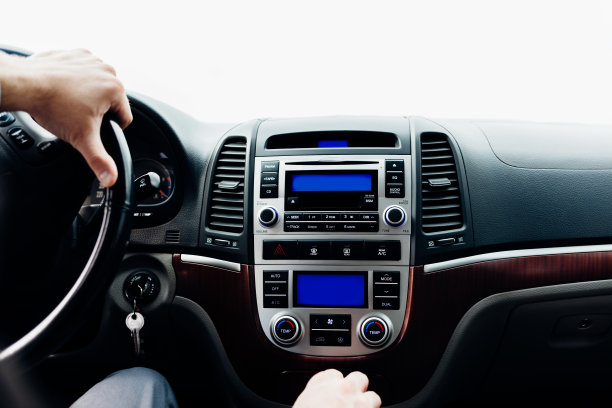 男人在开车。汽车内饰有复制空间。图片下载