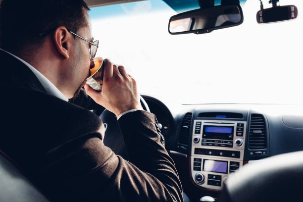 男人边开车边喝咖啡图片下载