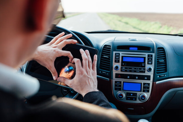 男子在车里使用平板电脑图片下载