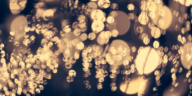 淡黄色的灯光从圣诞节日花环，模糊的节日抽象背景灯图片下载