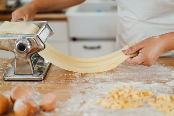 女人在自制意大利面图片下载