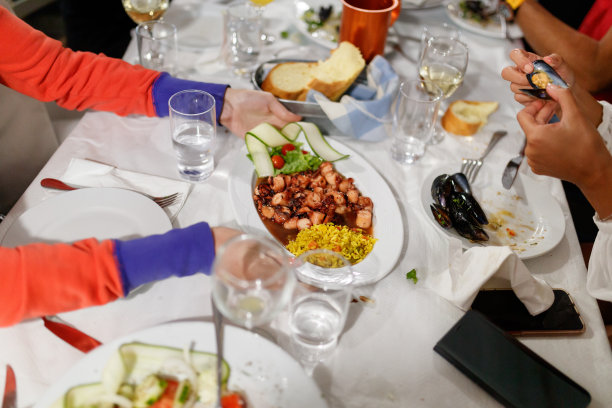 海鲜晚餐，烤章鱼配意大利调味饭图片下载