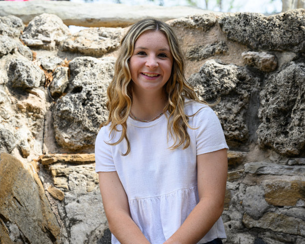 可爱的女孩高中高年级照片图片下载