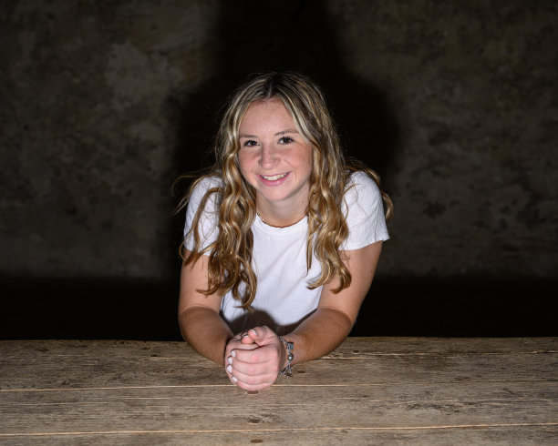 可爱的女孩高中高年级照片图片下载