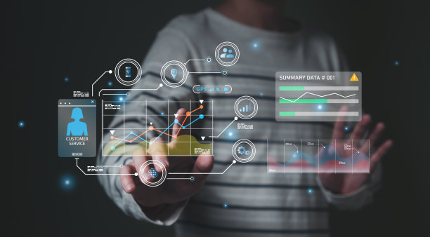 年轻企业家利用大数据分析和云技术收集客户数据，并从数字平板电脑显示在应用仪表板上，以了解销售预测和营销计划。图片下载