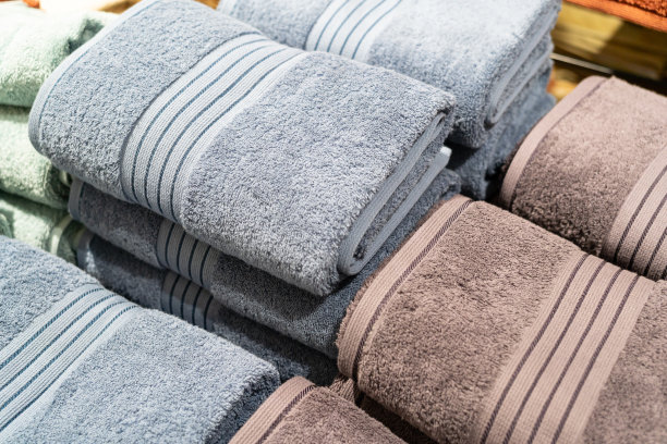 百货商店里五颜六色的毛巾图片下载