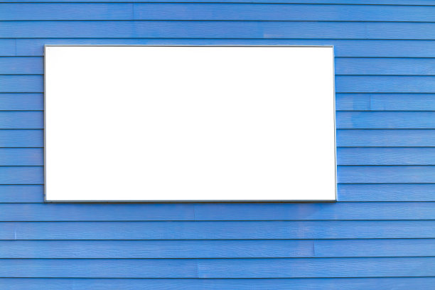 黄色墙上的空白路标图片下载