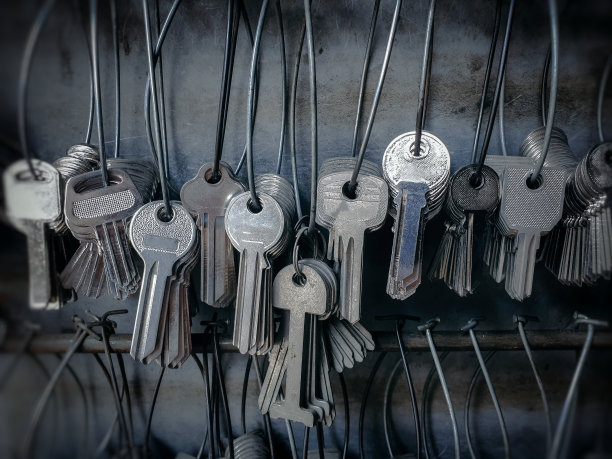 锁匠店里有许多复制钥匙的钥匙链。图片下载