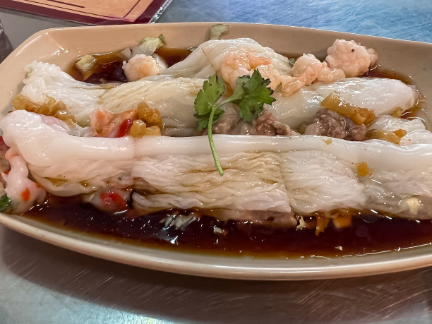 蒸米饭卷与新鲜虾馅与筷子服务在一个菜孤立的席子侧面视图上灰色背景的库存照片图片下载