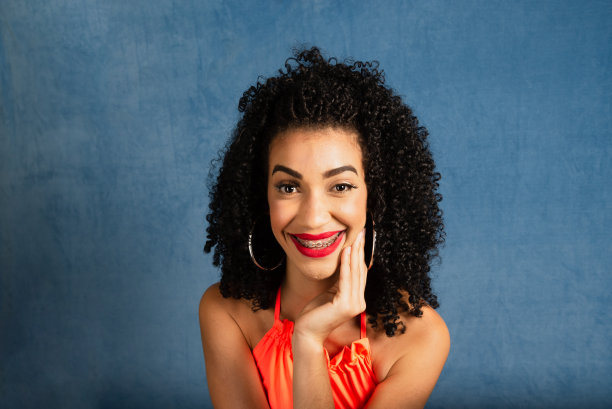 画像年轻女子与手在下巴图片下载