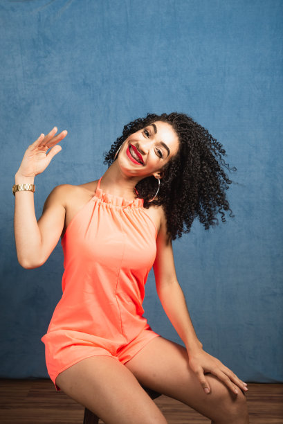 美丽的年轻女子做运动与她的头和头发。图片下载