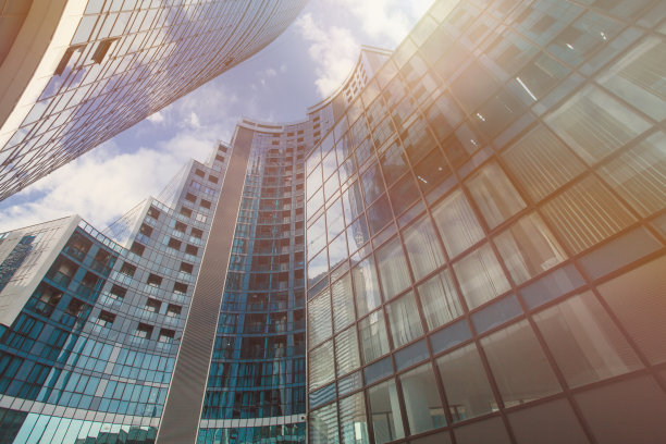 钢铁和玻璃的现代摩天大楼在美丽的多云天空的背景下图片下载