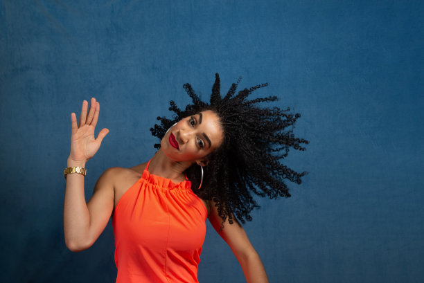 美丽的年轻女子做运动与她的头和头发。图片下载