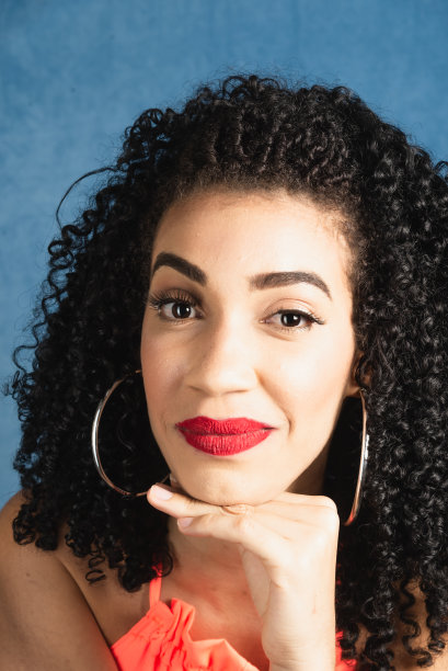 特写肖像的美丽的年轻女子的手在下巴图片下载