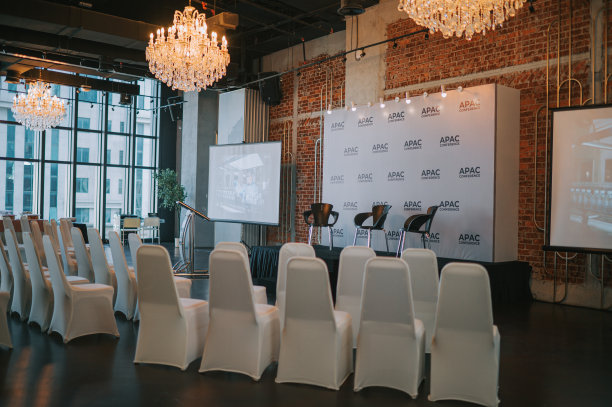 研讨会工作坊活动背景，舞台，投影仪屏幕，讲台，椅子图片下载